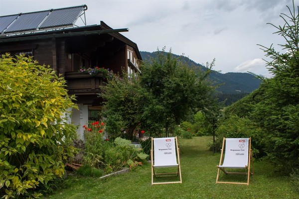 Garten mit Liegestühlen