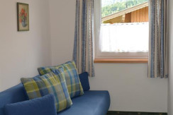 Zimmer 5 - Sitzecke mit einem Zusatzbett Zimmer 5 - Sitzecke mit einem Zusatzbett