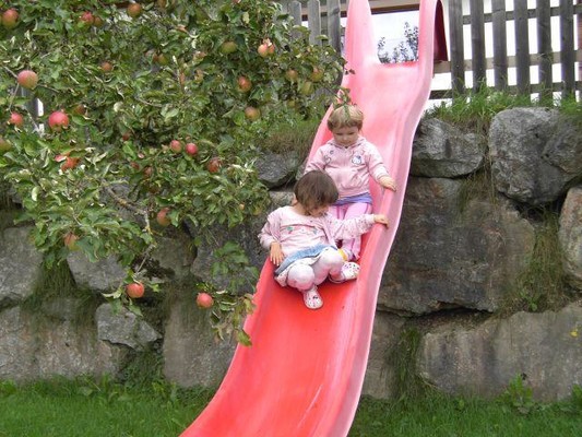 Kinder im Garten 