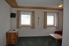 Zimmer 1 - großzügiger Aufenthaltsraum Zimmer 1 - großzügiger Aufenthaltsraum