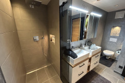 Badezimmer mit Dusche & WC Badezimmer mit Dusche & WC