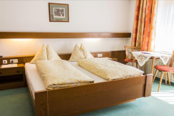 Doppel- oder Dreibettzimmer 2 Doppel- oder Dreibettzimmer 2