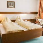 Photo of double room with shower, 1 extra bed