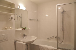 Badezimmer Nr. 1 mit Badewanne Badezimmer Nr. 1 mit Badewanne