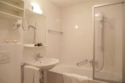 Badezimmer Nr. 1 mit Badewanne Badezimmer Nr. 1 mit Badewanne