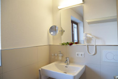 Badezimmer Nr. 2 mit Badewanne und Fenster Badezimmer Nr. 2 mit Badewanne und Fenster