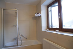 Badezimmer Nr. 2 mit Badewanne und Fenster Badezimmer Nr. 2 mit Badewanne und Fenster