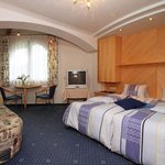 Photo of Double room with extra bed, shower, toilet