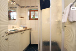 Badezimmer mit Dusche und WC  Badezimmer mit Dusche und WC
