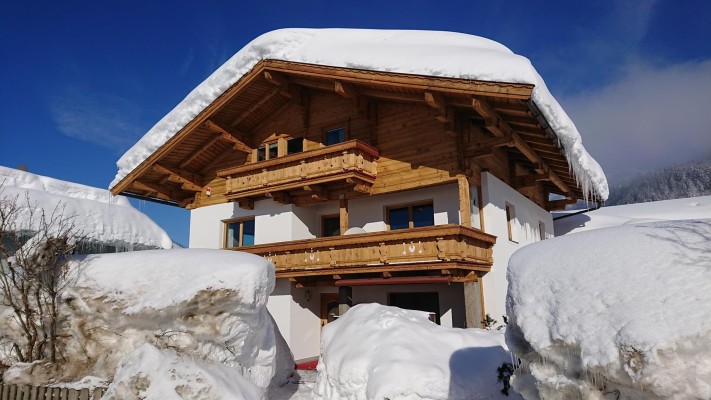 HAus Schnee vorne