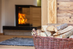 Haberlhütte Kamin mit Holz © Gerald Lobenwein Haberlhütte Kamin mit Holz © Gerald Lobenwein