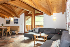 Wohnküche mit großem Sofa