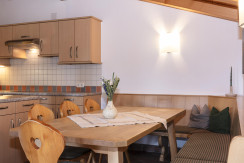 Esstisch mit Sitzeckbank im Apartment am Hansenhof