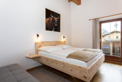 Schlafzimmer mit Doppelbett auf Zirbenholz