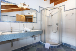 Badezimmer mit Doppelwaschtisch und Dusche