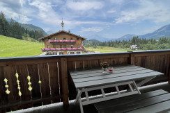 Balkon mit Tisch und Bank