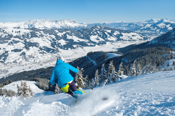 skifahren-im-tiefschnee-im-skigebiet-kirchberg-kit