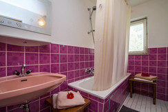 Badezimmer mit Badewanne Badezimmer mit Badewanne