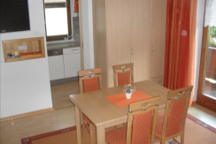 Esstisch und anschließende Küche