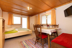 Aufenthaltsraum mit Doppelbett Aufenthaltsraum mit Doppelbett
