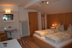 Schlafzimmer 2 mit Waschbecken Schlafzimmer 2 mit Waschbecken