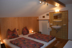 Schlafzimmer 3 mit Waschbecken Schlafzimmer 3 mit Waschbecken