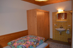 Waschbecken und Kasten Waschbecken und Kasten