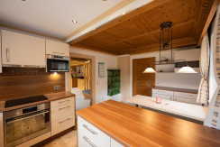 Gut ausgestattete Küche mit 4 Essplätzen Gut ausgestattete Küche mit 4 Essplätzen