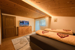 Schlafzimmer mit Doppelbett und Flat-Sat-TV Schlafzimmer mit Doppelbett und Flat-Sat-TV