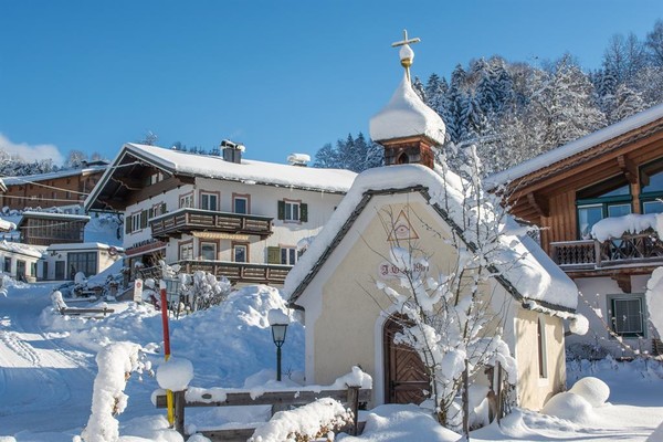 Winter Hausansicht mit Kapelle