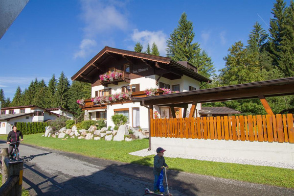 Hausansicht Sommer mit Carport