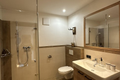 Badezimmer mit Dusche + WC