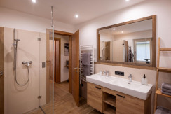 Haus_Steinplatte_Dorfstrasse_33_Waidring_Badezimme