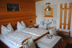 Doppelzimmer mit Waschmöglichkeit und Garderobe Doppelzimmer mit Waschmöglichkeit und Garderobe