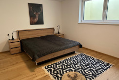 Doppelbett im Souterrain-Apartment (im Un