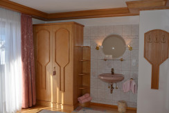 Blick zum Fenster Schlafzimmer mit Balkon Blick zum Fenster Schlafzimmer mit Balkon