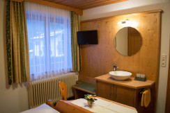 Blick zum Fenster - Schlafzimmer ohne Balkon Blick zum Fenster - Schlafzimmer ohne Balkon