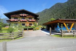 Hausansicht mit Carport Hausansicht mit Carport