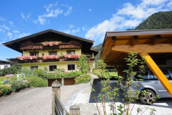 Hausansicht mit Carport Hausansicht mit Carport
