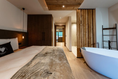 Schlafzimmer 1 inkl. freistehender Badewanne Schlafzimmer 1 inkl. freistehender Badewanne