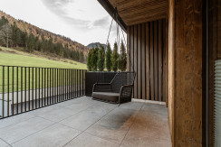 große Terrasse mit Hängesessel große Terrasse mit Hängesessel