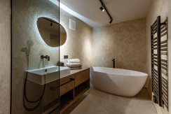 Badezimmer mit Dusche und Badewanne Badezimmer mit Dusche und Badewanne