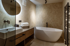 Badezimmer mit Dusche und Badewanne Badezimmer mit Dusche und Badewanne