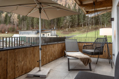 Terrasse mit Lounge und Hängesessel Terrasse mit Lounge und Hängesessel