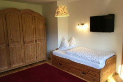 Beistellbett mit Schrank