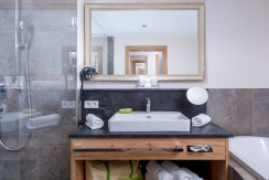 zimmer-suite-almrose-bad2556x1110