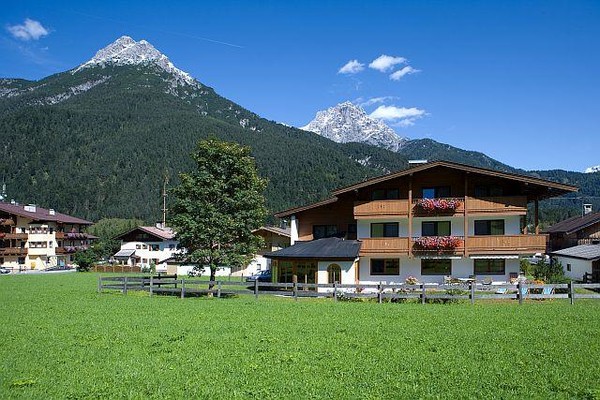 Sommeransicht Haus hinten Blick auf die Wiese