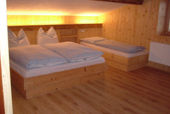 Schlafzimmer mit Zusatzbett Schlafzimmer mit Zusatzbett