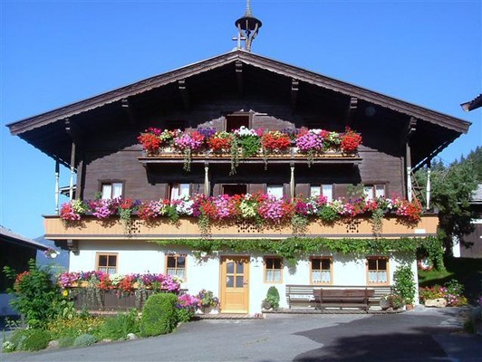 Recherhof mit Blumenpracht