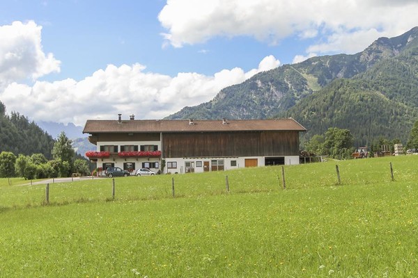 Haus von der Seite im Sommer